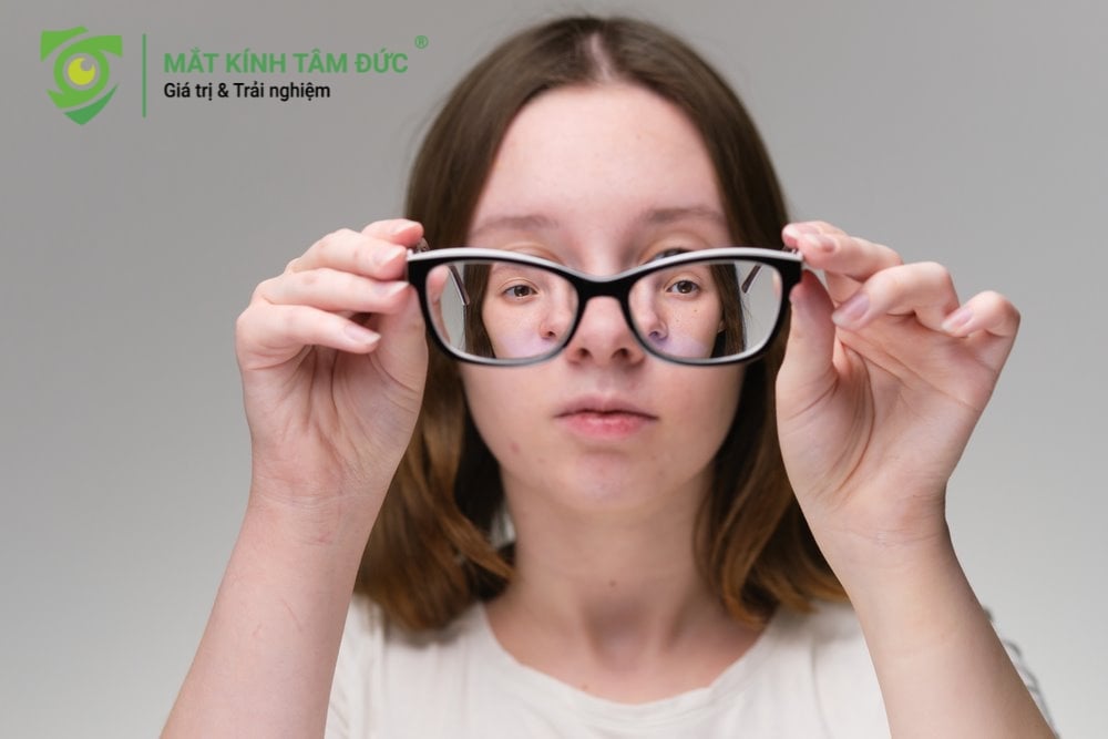 Hiểm họa từ việc đeo kính thiếu độ hoặc quá độ