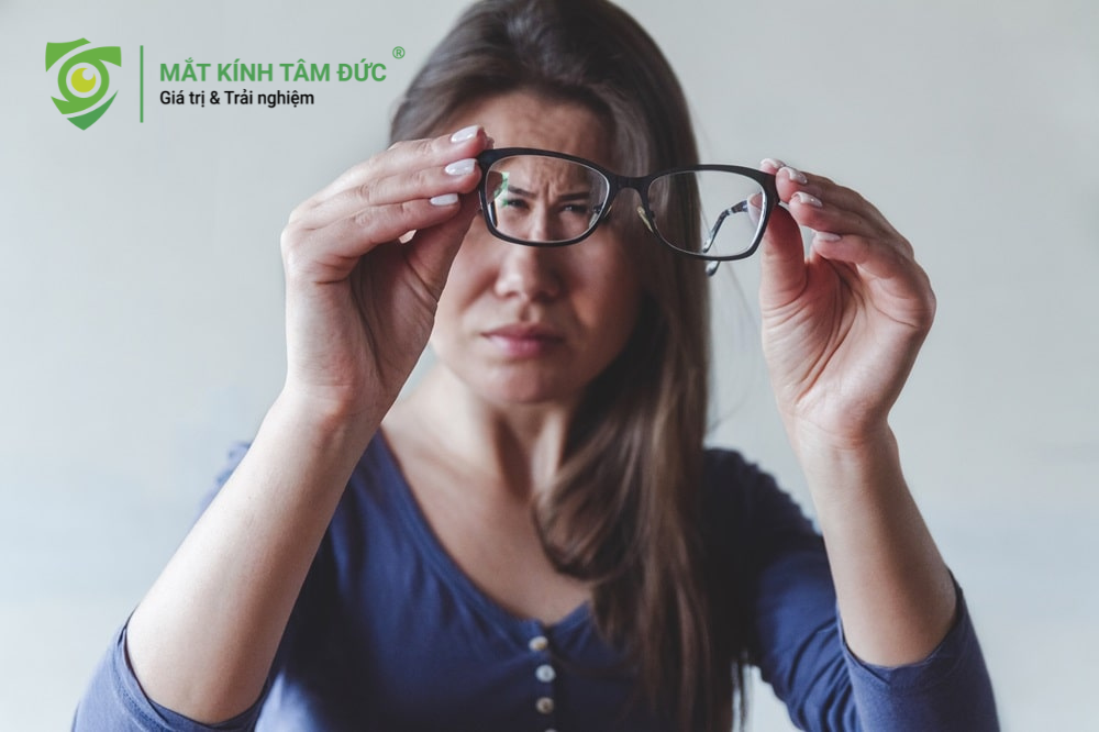 Tác hại của việc dùng chung kính cận gây nhức đầu và mỏi mắt