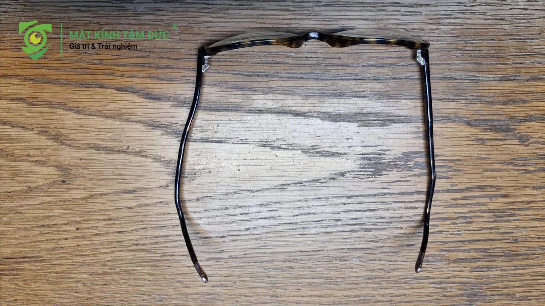 Cài kính lên đầu thường không bao giờ được đặt chính xác ở trọng tâm đỉnh đầu mà luôn có xu hướng hơi lệch sang một bên theo thói quen của mỗi người