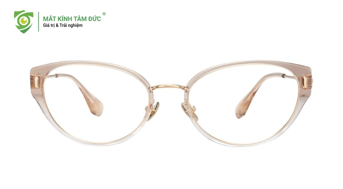 Với phái đẹp, chiếc kính livestream không chỉ để nhìn rõ mà còn là một phần của phong cách trang điểm.