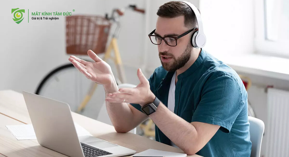 Cách đeo tai nghe không bị đau khi đeo kính: Điều chỉnh vị trí đệm tai nghe