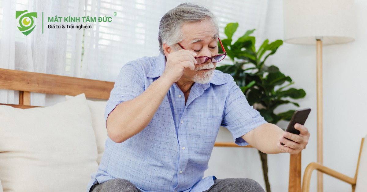 dáu hiệu lão thị khi bạn bắt đầu có thói quen tự động giơ điện thoại, sách, báo hoặc bất kỳ vật gì cần đọc ra xa khỏi khuôn mặt (thường vượt quá 30cm) để chữ trở nên rõ nét hơn. Bạn đang cố gắng tận dụng chiều dài cánh tay của mình!