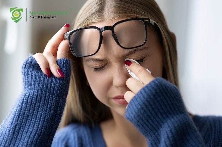 tiếp xúc quá mức với tia UV với hiện tượng chảy nước mắt không kiểm soát và sợ ánh sáng nghiêm trọng