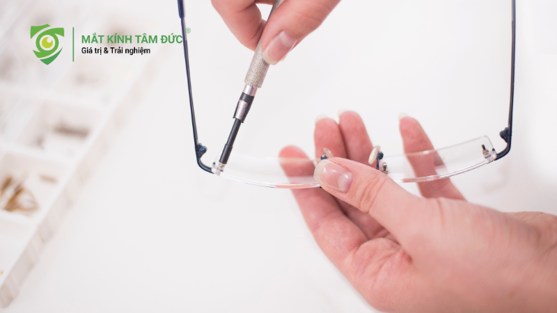 Thao tác chính xác giúp tròng kính cận kính khít gọng mà không trầy xước
