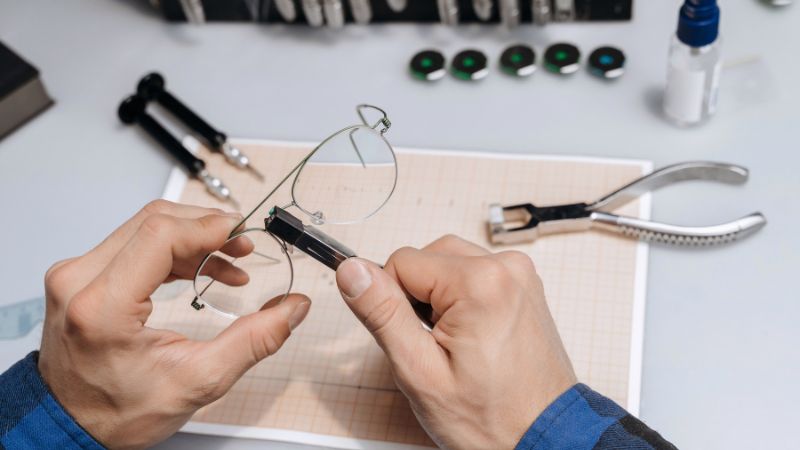 Hướng dẫn cách tháo, lắp tròng kính cận đơn giản mà ai cũng làm được 