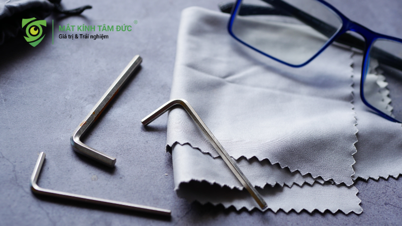 Giữ ốc vít cẩn thận và vặn vừa đủ để tròng kính chắc chắn