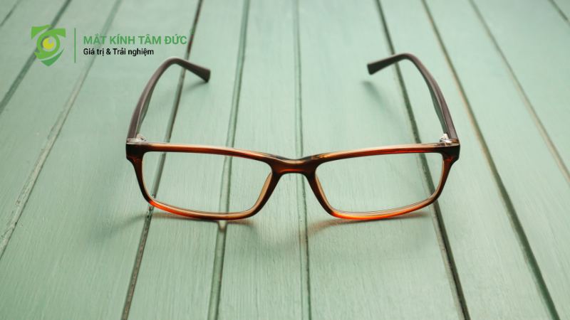 Không nên tháo tròng kính cận tại nhà nếu tròng kính bị trầy, nứt hoặc mỏng