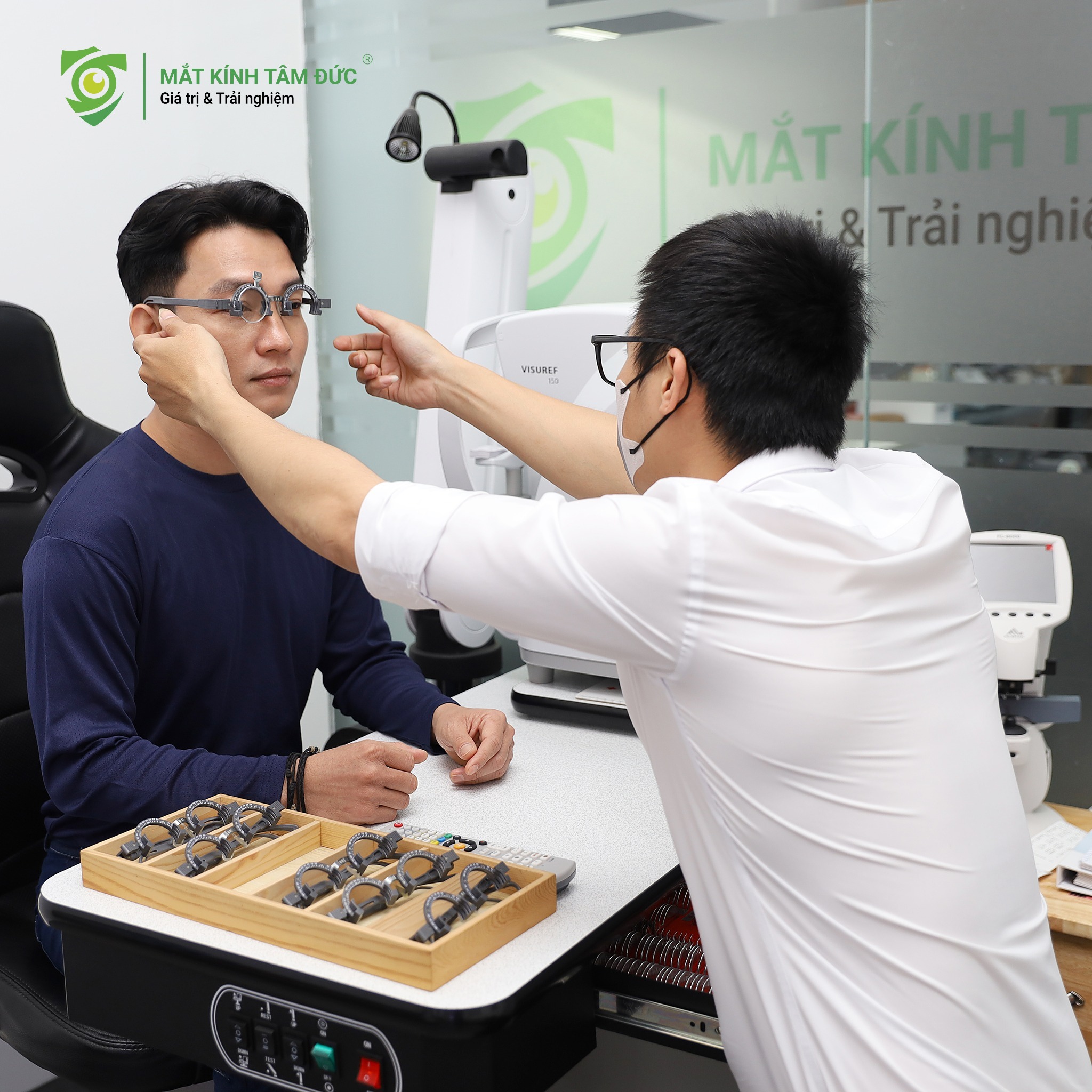 Chuyên viên Mắt kính Tâm Đức đang thực hiện khám và đo thị lực chuyên sâu 12 bước cho khách hàng nam.