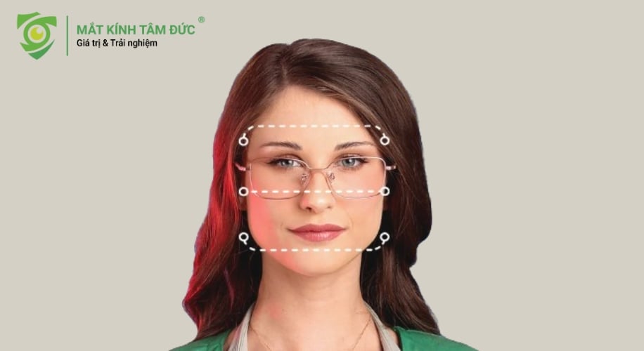 Khuôn mặt vuông có trán rộng, gò má và đường quai hàm gần như thẳng hàng, tạo nên tổng thể mạnh mẽ, góc cạnh.