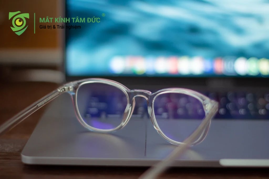 Kính chống ánh sáng xanh, một lựa chọn tối ưu giúp bảo vệ mắt khi làm việc với máy tính.