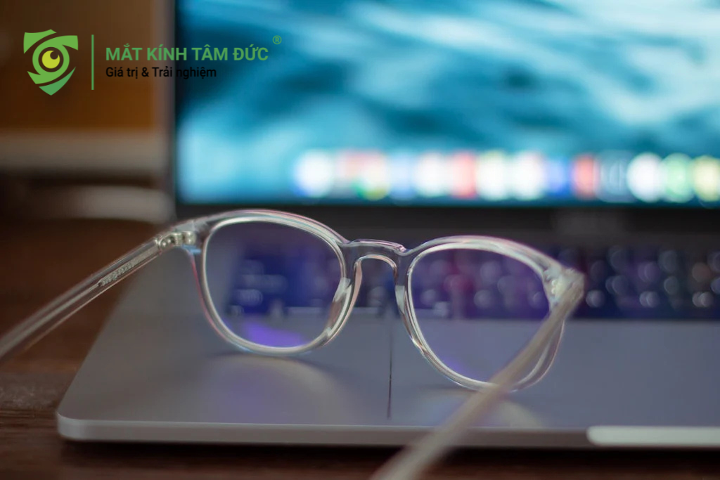 Kính chống ánh sáng xanh, một lựa chọn tối ưu giúp bảo vệ mắt khi làm việc với máy tính.