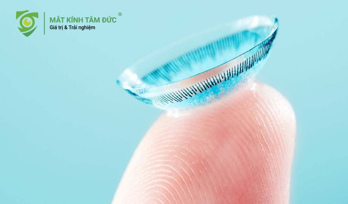 Đeo kính áp tròng là một thấu kính mỏng, cong, được đặt trực tiếp lên bề mặt giác mạc của mắt.