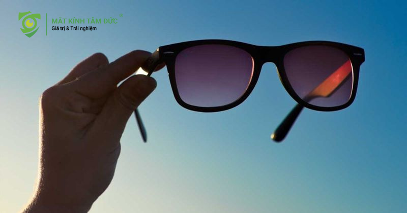 MàuTím là một màu tròng kính mát thường được chọn vì yếu tố thẩm mỹ, nhưng vẫn có công dụng quang học nhất định.