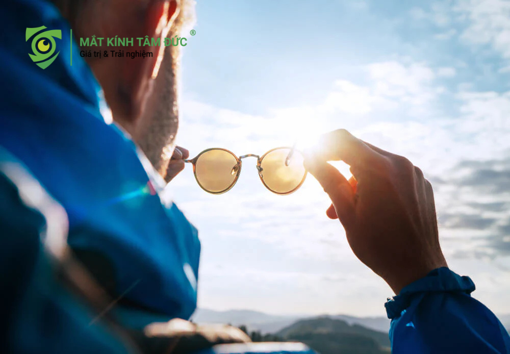 Tròng kính cận hiện đại không chỉ đơn thuần là điều chỉnh tật khúc xạ mà còn được tích hợp lớp chống tia cực tím (UV) ngay trong vật liệu tròng hoặc thông qua lớp phủ đặc biệt.