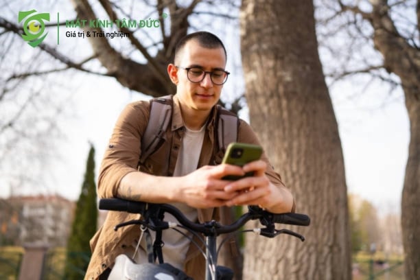 đeo kính cận thể thao khi đạp xe