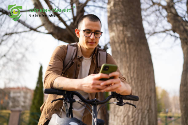 đeo kính cận thể thao khi đạp xe