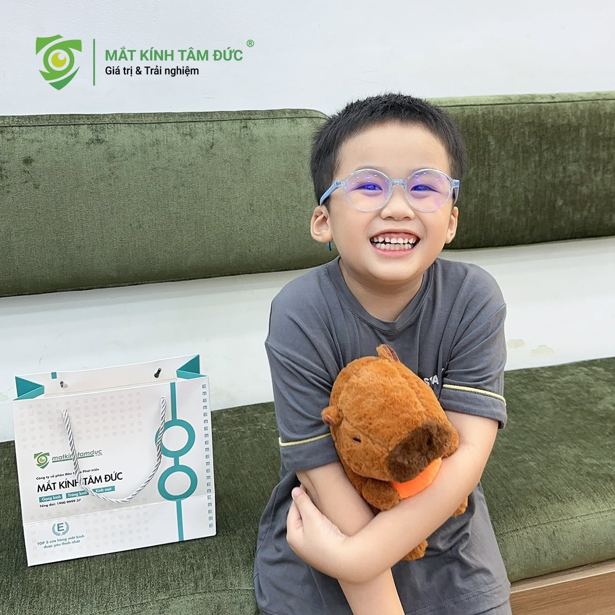 Việc lựa chọn gọng và tròng kính đa năng (tròng kính chống bể, tròng kính chống ánh sáng xanh, tròng kính kiểm soát cận thị và tròng chống chói) theo tiêu chuẩn "Bộ đôi bảo vệ" không chỉ là một quyết định mua sắm thông thường, mà là một sự đầu tư nghiêm túc vào sức khỏe và tương lai của con bạn