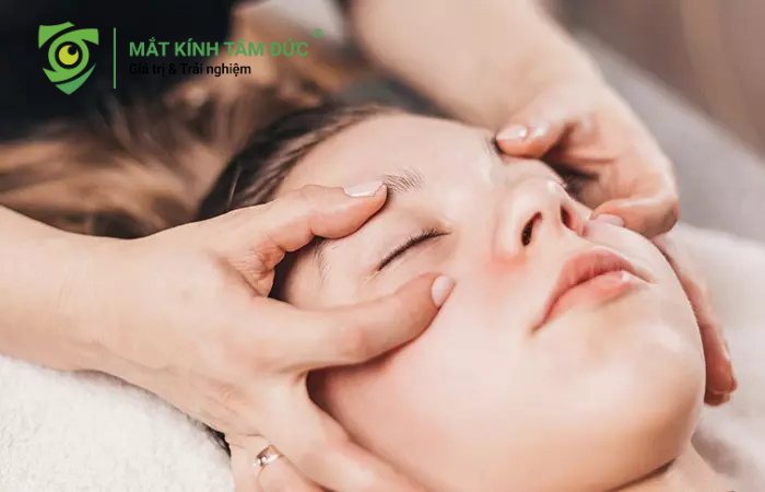 Massage mắt là một phương pháp thủ công và đơn giản để giảm mỏi mắt nhanh chóng