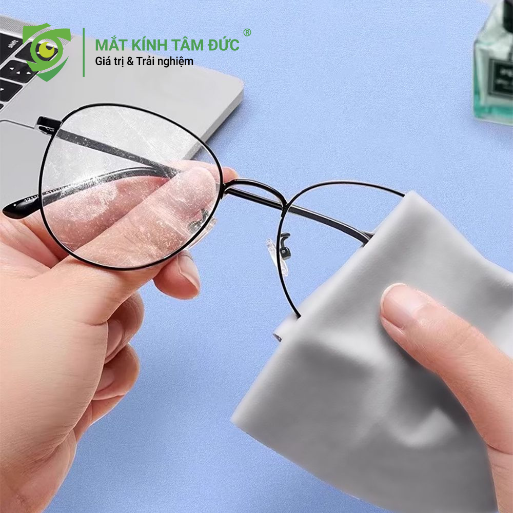 việc chăm sóc đúng cách không chỉ giữ cho tròng kính chống bám nước và vân tay luôn sáng bóng, sạch sẽ mà còn đảm bảo người dùng tận hưởng trọn vẹn những lợi ích công nghệ mang lại.