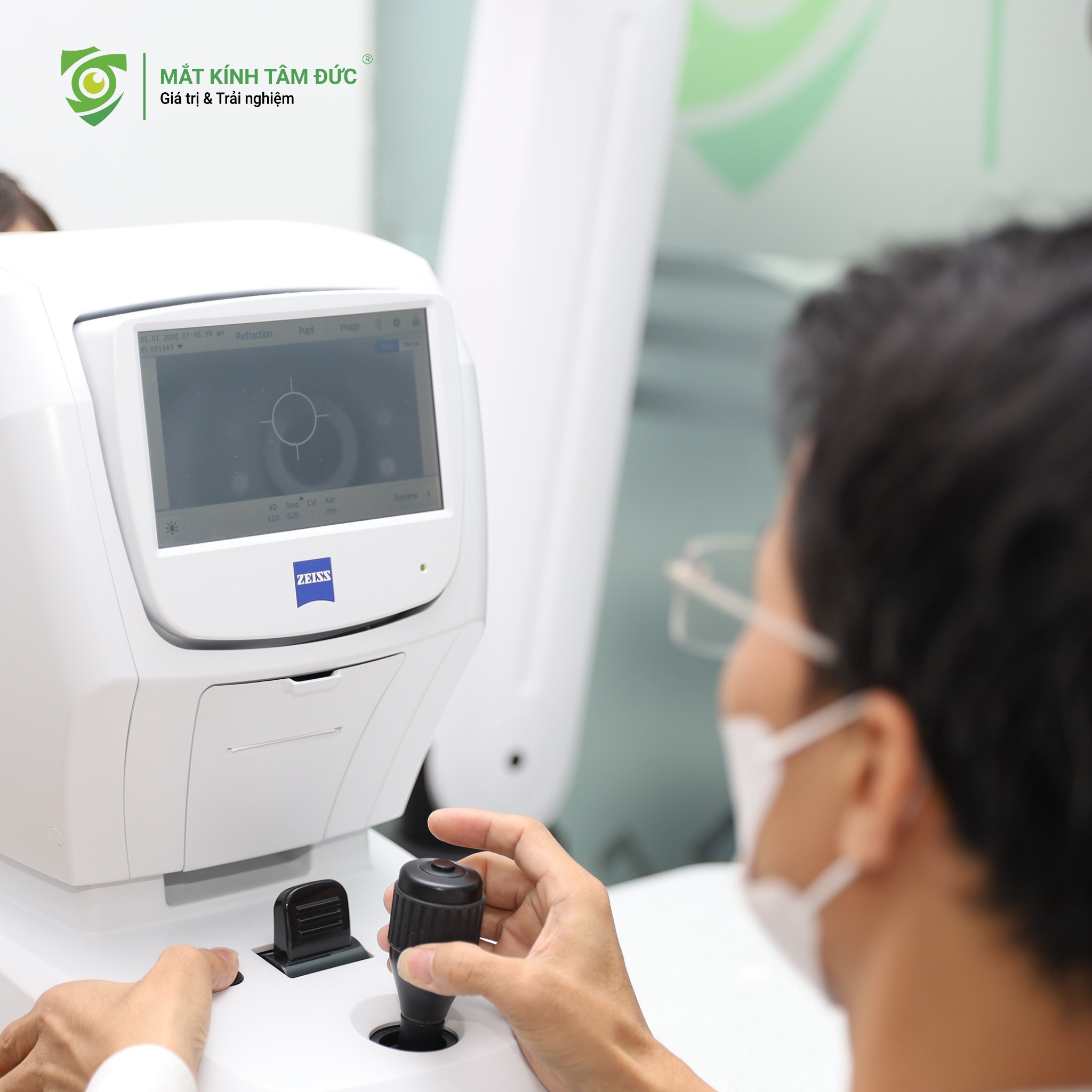 Lệch tâm kính là nguyên nhân hàng đầu khiến khách hàng đeo kính mới bị nhức đầu và nhìn hình bị méo. Tại Mắt kính Tâm Đức, khoảng cách đồng tử được đo bằng thiết bị kỹ thuật số chuyên dụng, đảm bảo tâm của tròng kính trùng khớp hoàn toàn với tâm con người. Điều này giúp hình ảnh đi thẳng vào vùng hoàng điểm, mang lại thị lực sắc nét và êm ái nhất.