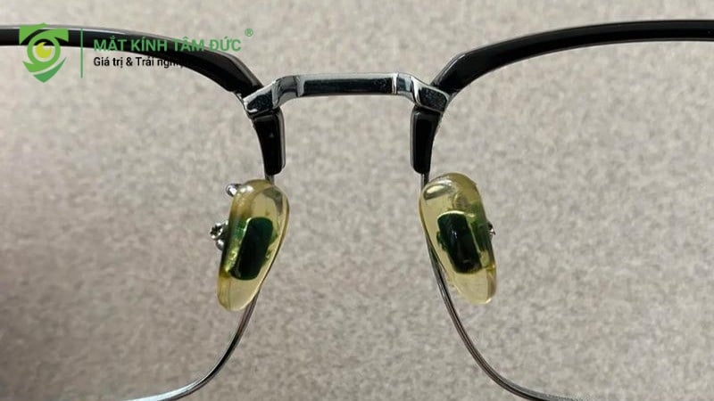 Những vệt ố này khiến chiếc kính trông cũ kỹ, mất vệ sinh và làm giảm sự tự tin khi giao tiếp. Đồng thời, đây cũng là ổ vi khuẩn cực lớn ngay sát mắt bạn.