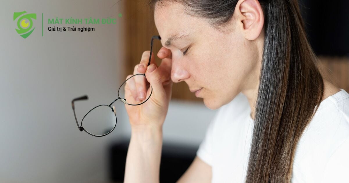 Bạn cảm thấy mắt bị căng, rát, đỏ hoặc khô rất nhanh, thường chỉ sau 15-30 phút đọc sách, lướt máy tính bảng, hoặc thực hiện các công việc tỉ mỉ như xỏ kim, sửa chữa đồng hồ. Sự căng thẳng này dễ lan lên vùng thái dương và sau gáy, gây ra các cơn nhức đầu âm ỉ.