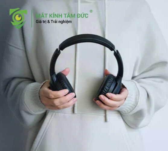 Cách đeo tai nghe không bị đau khi đeo kính: Nới lỏng quai đeo tai nghe