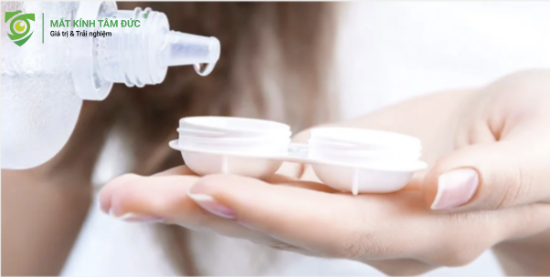 Việc vệ sinh và bảo quản kính áp tròng không phải là một tùy chọn, mà là một yêu cầu bắt buộc, đặc biệt đối với các loại kính định kỳ (hai tuần, một tháng). Thói quen này giúp loại bỏ vi khuẩn, protein, và lipid tích tụ, đảm bảo bạn luôn đeo kính áp tròng an toàn và thoải mái.