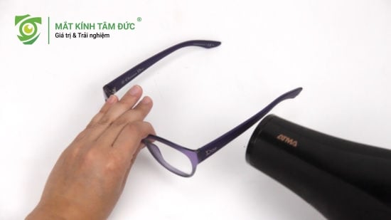 Bạn tuyệt đối không được nắn "nguội". Hãy sử dụng máy sấy tóc sấy đều vào vùng nhựa bị lệch trong khoảng 40 - 60 giây. Khi cảm nhận nhựa đã ấm nóng và bắt đầu có độ mềm dẻo, đó là lúc có thể nắn.