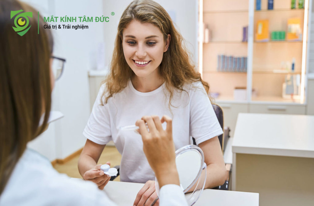 Nhiều người mới bắt đầu thường mắc sai lầm là tự ý mua kính áp tròng dựa trên độ cận của kính gọng. Đây là hành động cực kỳ nguy hiểm. Kính áp tròng là một thiết bị y tế, và việc thăm khám chuyên khoa là bước không thể bỏ qua để đảm bảo sự an toàn và thoải mái.