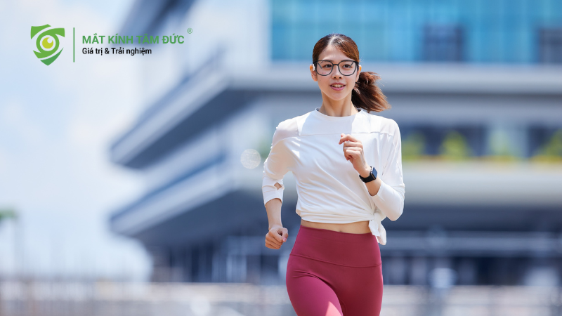 Kính New Balance thiết kế vừa vặn bảo vệ mắt và giữ kính cố định khi vận động