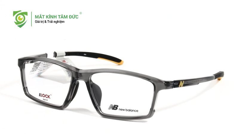Tem chính hãng giúp phân biệt kính New Balance thật và kính giả dễ dàng