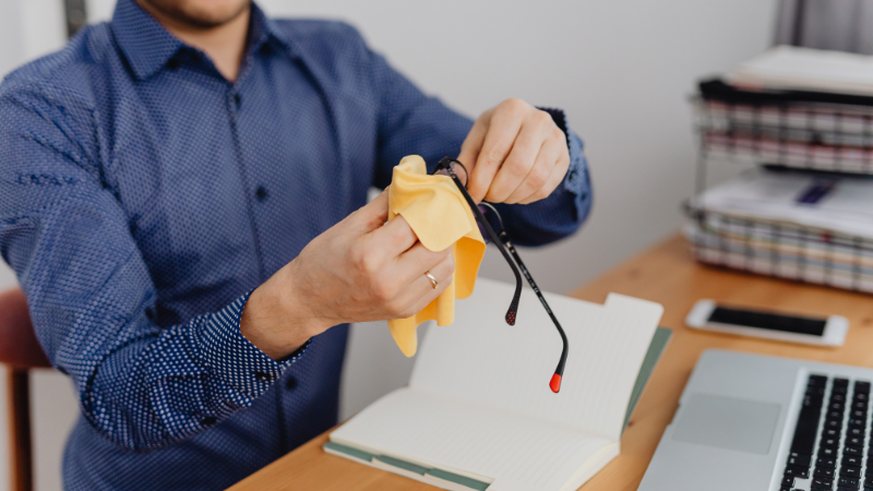 Vệ sinh và cất giữ kính New Balance giúp duy trì chất lượng sử dụng lâu dài