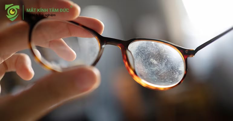 Lớp phủ kính bị hỏng tạo hiện tượng rạn/nứt: