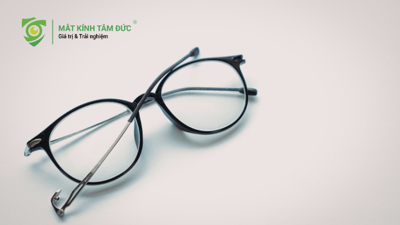 Tròng kính cận thủy tinh trong suốt và bền lâu