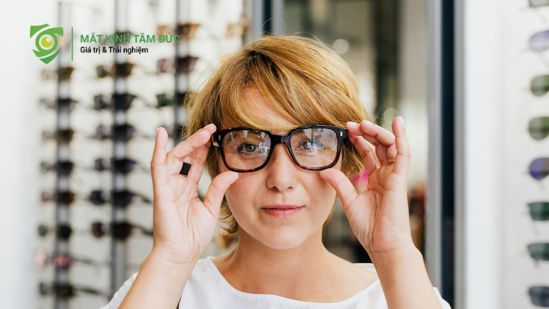 Tròng kính cận có lớp phủ chống chói giúp nhìn rõ hơn trong điều kiện ánh sáng mạnh