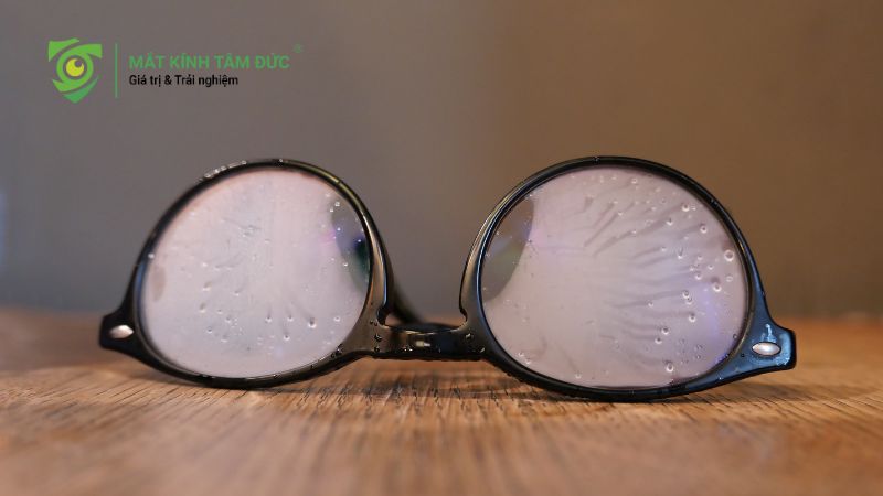 Tròng kính cận làm bằng gì? Hướng dẫn chọn chất liệu phù hợp bảo vệ mắt