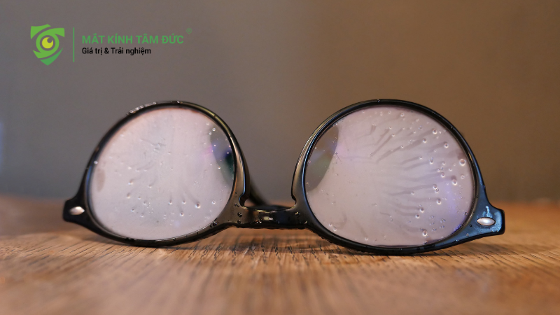 Lớp phủ nano trên tròng kính giúp nước trôi nhanh và hạn chế bám vân tay hiệu quả