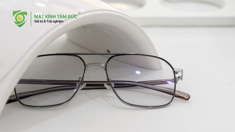 Tròng kính cận High Index mỏng nhẹ và tinh tế cho người cận cao