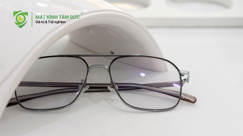 Tròng kính cận làm bằng gì? Hướng dẫn chọn chất liệu phù hợp bảo vệ mắt