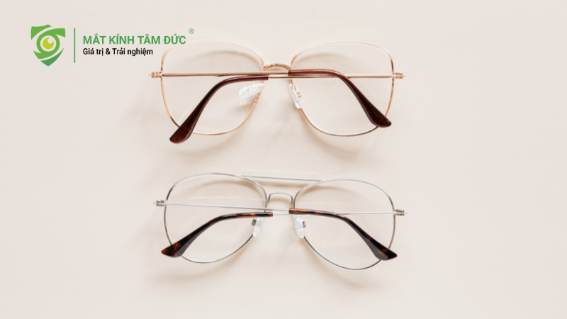 Tròng kính cận có khả năng chống trầy xước giúp duy trì tầm nhìn trong suốt lâu dài