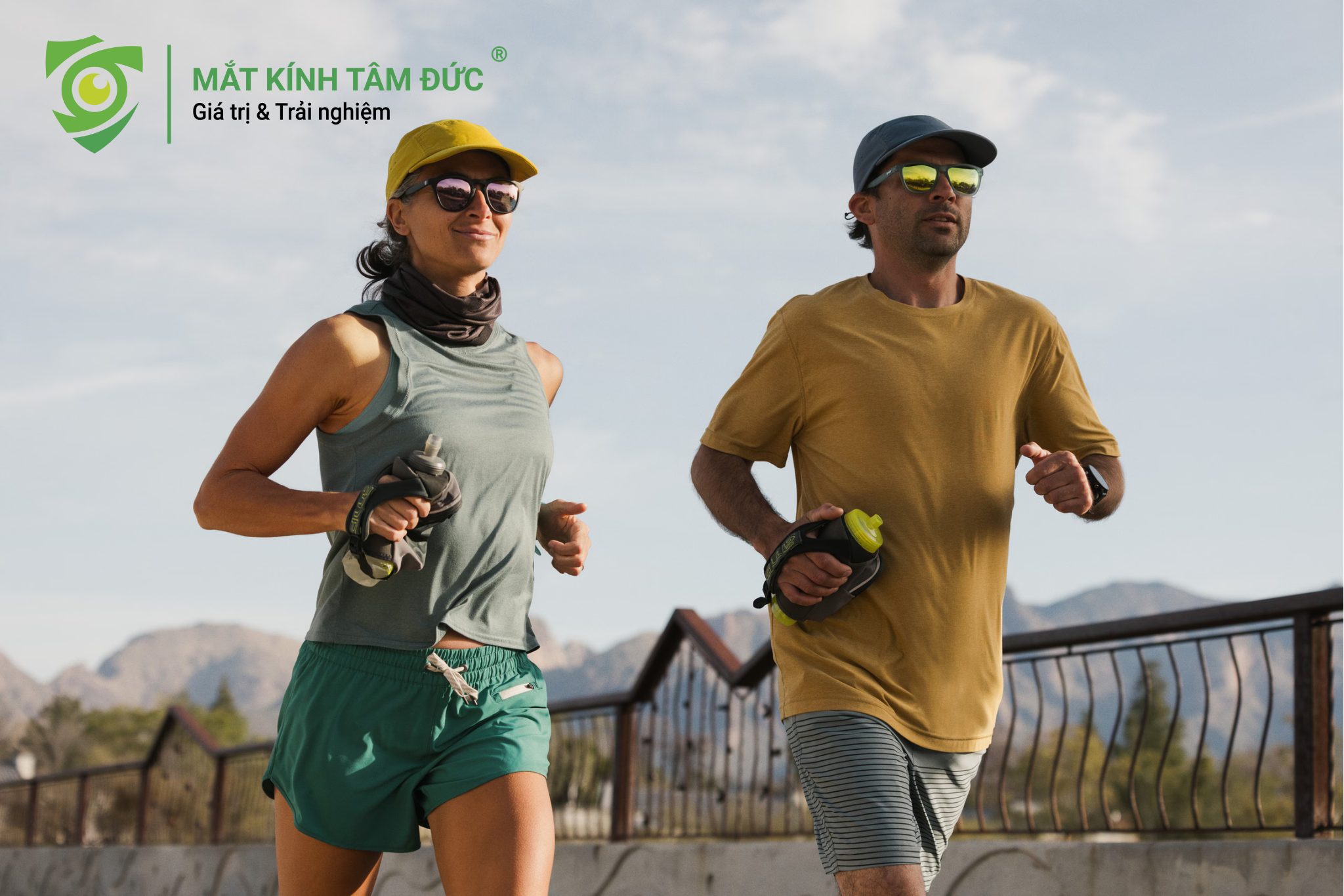 Cặp đôi đeo kính cận thể thao tròng đổi màu khi chạy bộ dưới nắng