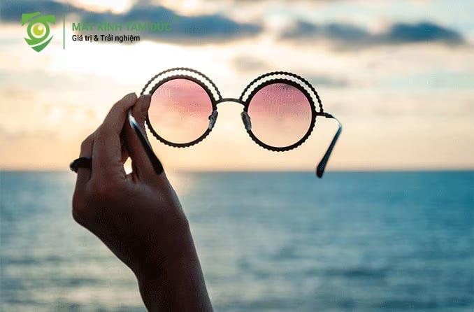 Màu Hồng/Đỏ là một màu tròng kính mát chuyên biệt, ít phổ biến trong sử dụng hàng ngày.