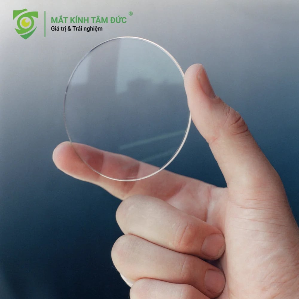 Tròng kính siêu mỏng là những loại tròng được sản xuất từ vật liệu polyme cao cấp có chiết suất cao hơn đáng kể so với tròng tiêu chuẩn (thường có chiết suất 1.50 hoặc 1.56). Chiết suất này là chỉ số kỹ thuật dùng để đo khả năng bẻ cong ánh sáng của vật liệu.