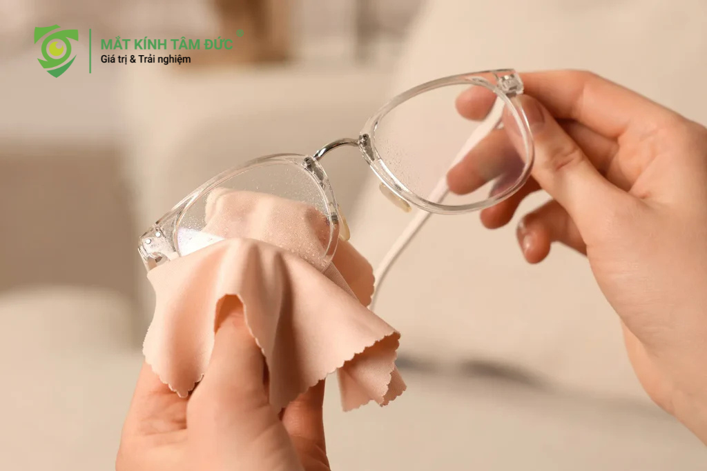 Vệ sinh thường xuyên không chỉ giữ cho tầm nhìn của bé luôn rõ ràng mà còn bảo vệ các lớp phủ phức tạp trên tròng kính đa năng (tròng kính chống bể, tròng kính chống ánh sáng xanh, tròng kính kiểm soát cận thị và tròng chống chói)