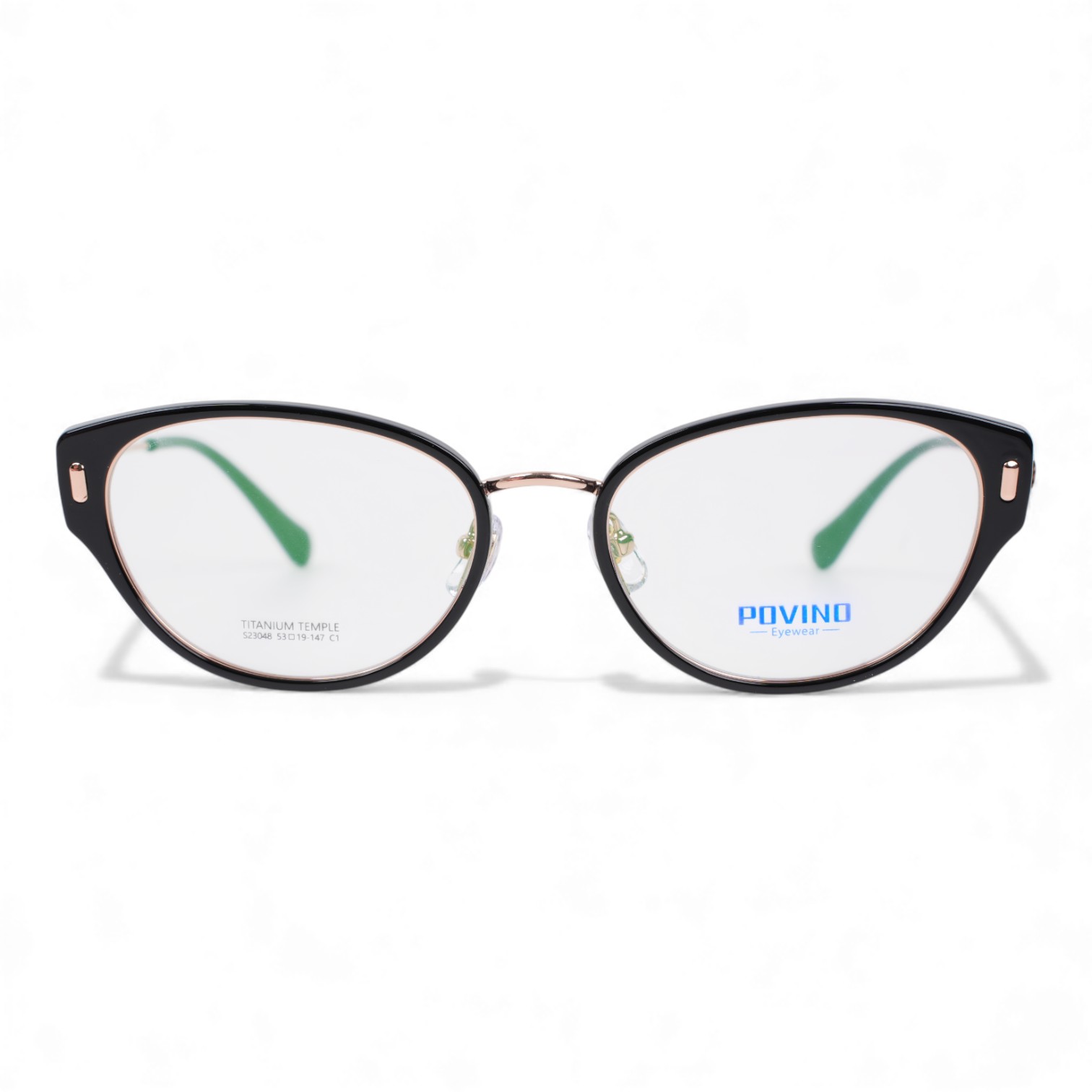 Chọn gọng kính màu tối hoặc họa tiết nổi bật để che bớt khuyết điểm mắt lác