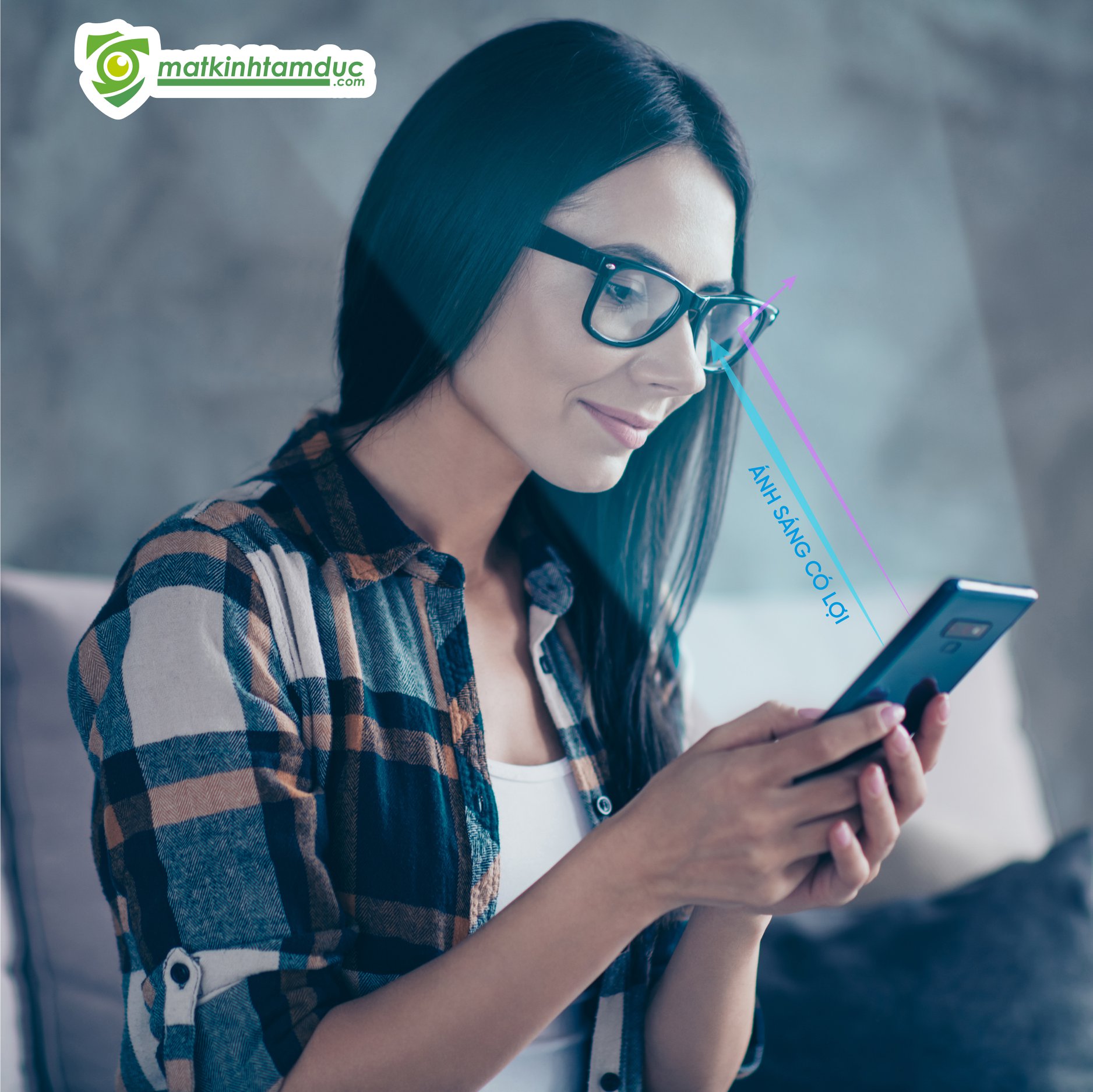 Bí quyết có nên đeo kính cận khi dùng điện thoại để tránh tăng độ và duy trì thói quen sử dụng thiết bị điện tử khoa học.