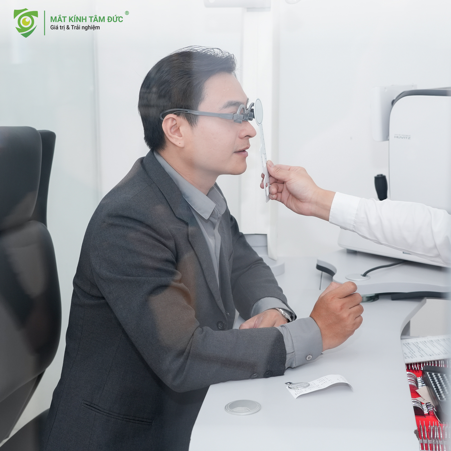 Khám mắt định kỳ 