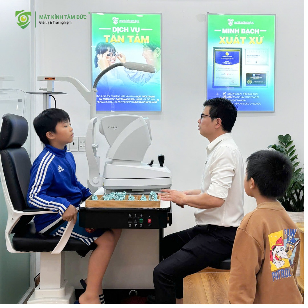 Kiểm tra và theo dõi định kỳ tại cơ sở uy tín Mắt kính tâm đức