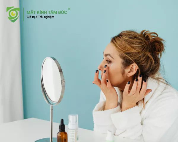 Các bước chuẩn bị trước khi makeup cho người đeo kính sử dụng toner để cung cấp độ ẩm cho da